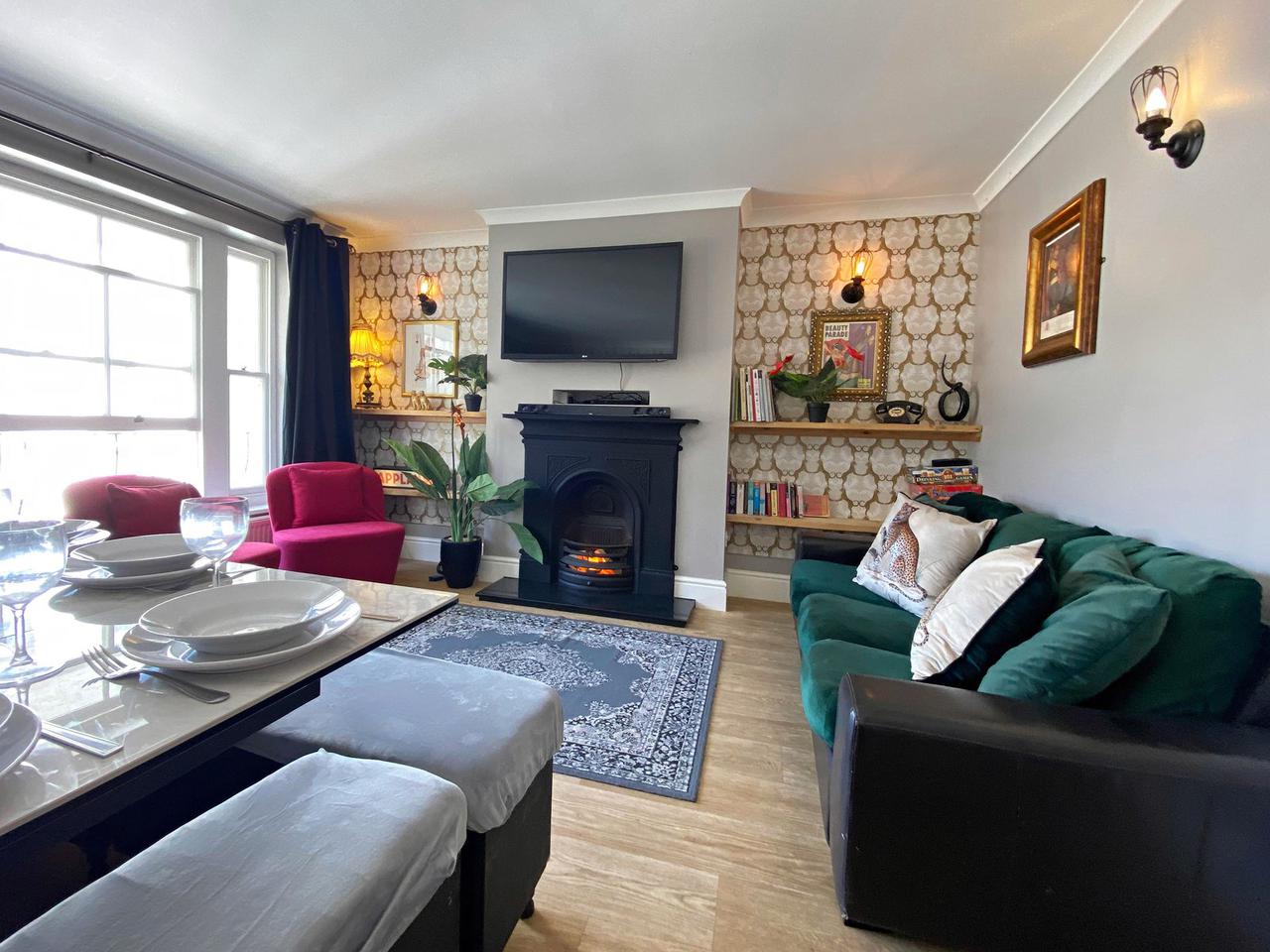 Brighton Parlourama With Hot Tub | Holiday flats, holiday cottages ...